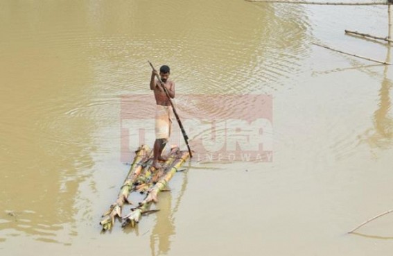 Temporary bamboo bridge collapsed,  public create bamboo-boats to pass
